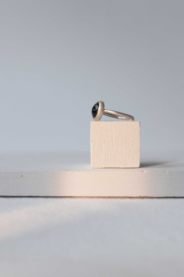 Кольцо серебряное с фактурой, камень кабошон